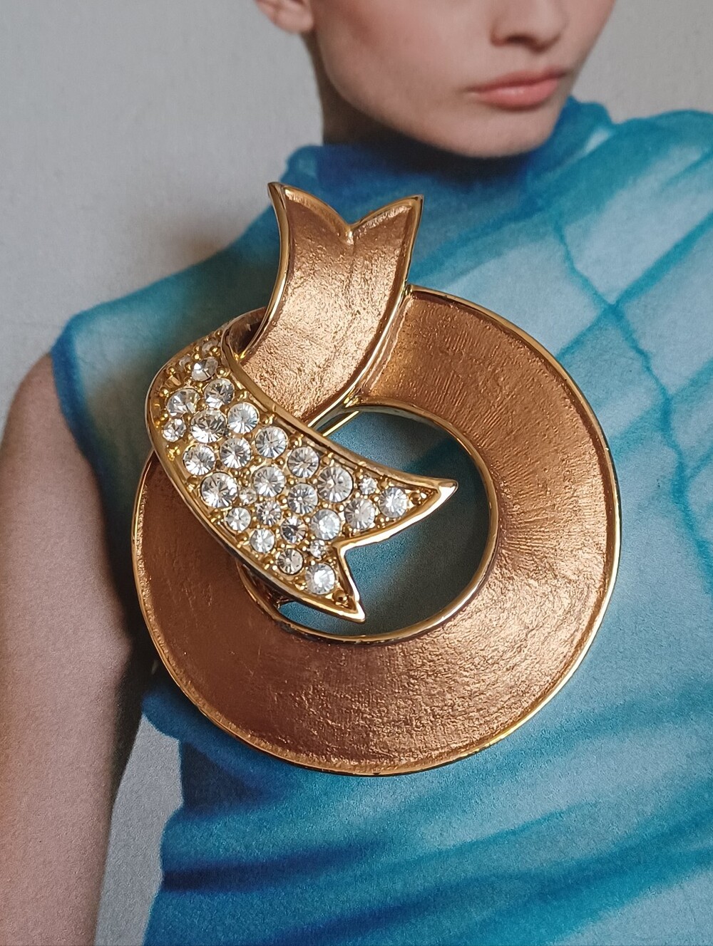 VTG Dolphin Ore 18K Gold Plated Swarovski Crystal Ribbon Wreath Brooch Pin✨️